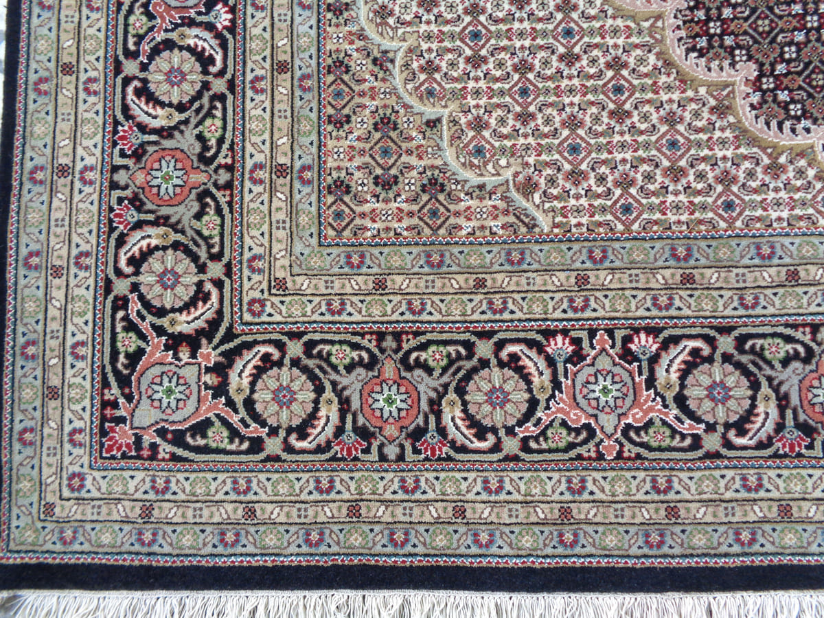 Handknotted Traditional